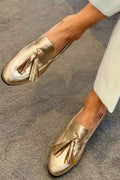 Aina Sol | Mocasines Dorados Metalizados con Borlas y Costuras Decorativas