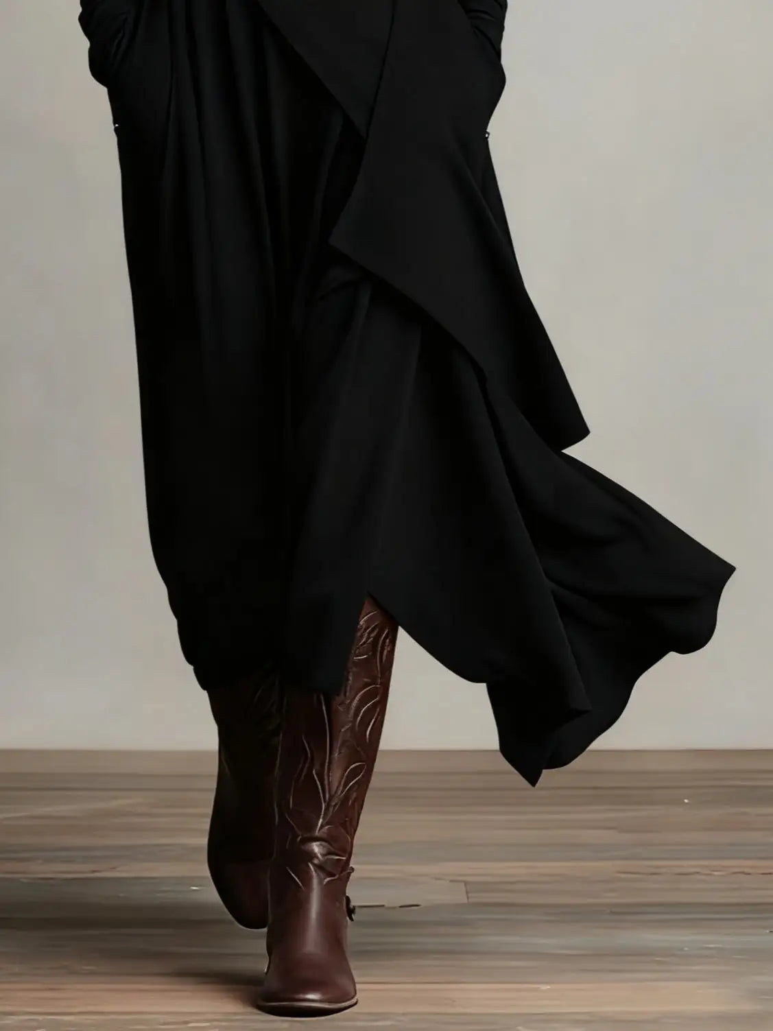 Aurelia Mara | Vestido Largo Plisado Asimétrico con Cuello Alto