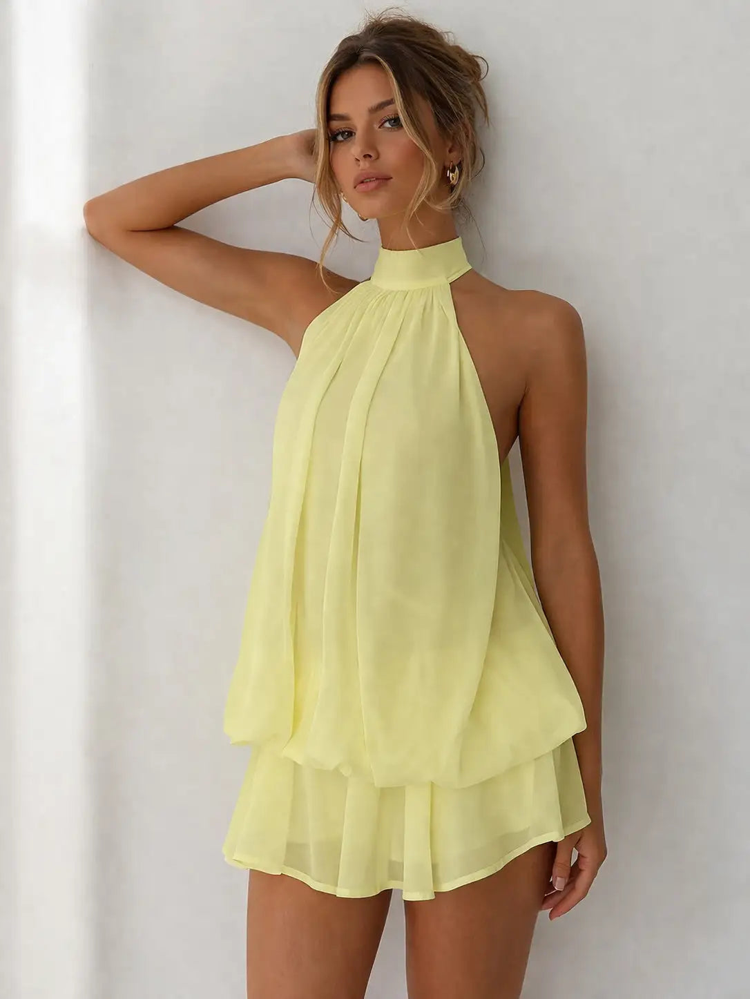 Zoa Alba | Margot Mini Vestido Halter con Espalda Descubierta y Movimiento