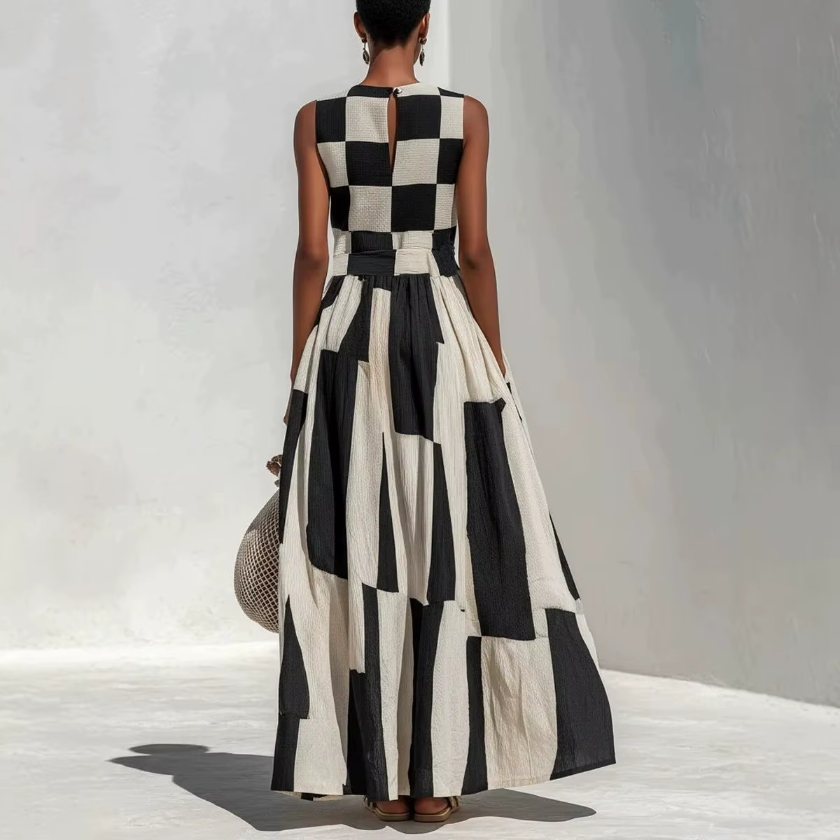 Lucía vestido maxi geométrico blanco y negro - vista trasera